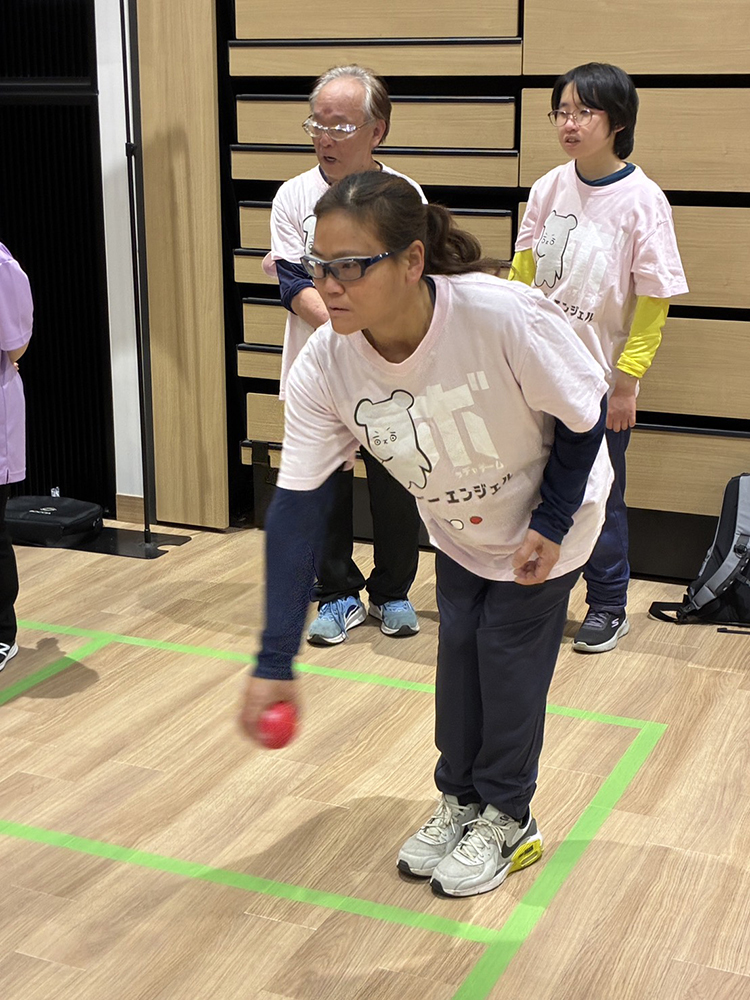ルリーダーうじちゃんが、ボッチャの玉を投げているところ