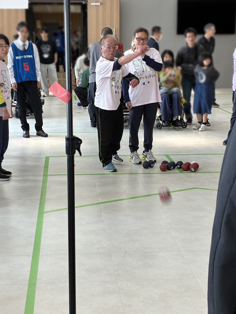 にっしーがいいフォームで投球している様子