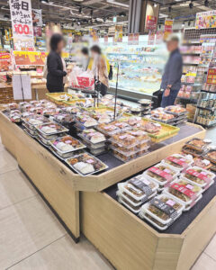 お弁当売り場のようす、お弁当を見ているお客さんもいる