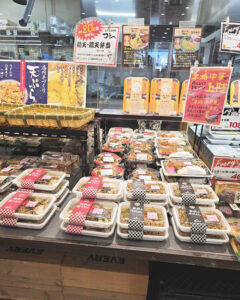 たくさんのお弁当と一緒に「焼うどん」「そばめし」が並んでいる