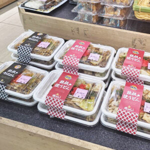 店頭に並んだ「焼うどん」と「そばめし」