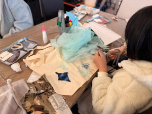 トートバッグにふわふわした布をつけている