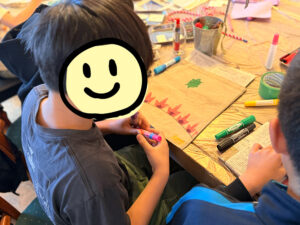 トートバッグに亀のような絵と花のような絵を描いている