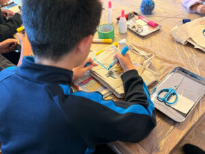 トートバッグに油性ペンで描いているところ