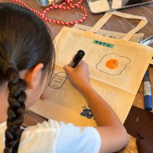 トートバッグに絵を描いているようす