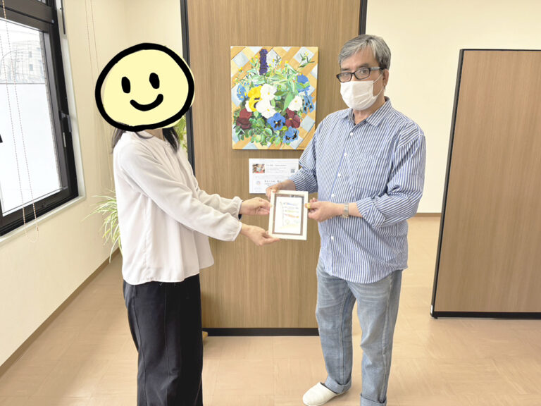 20260430_中川社労士_川上岳史_壁を飾るパンジー