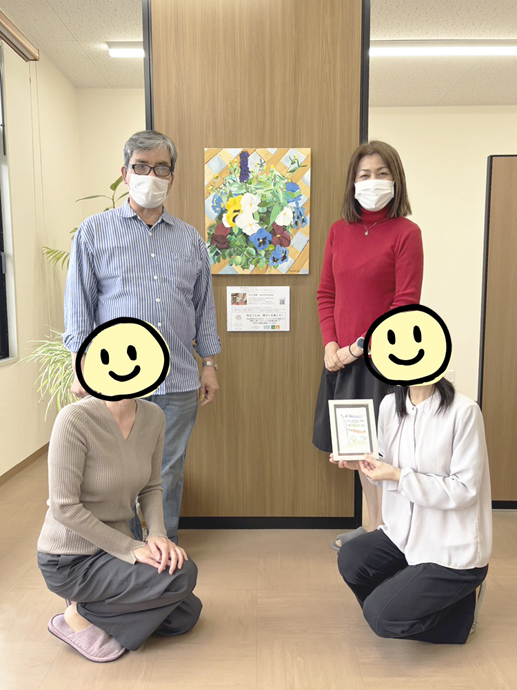 20260430_中川社労士_川上岳史_壁を飾るパンジー