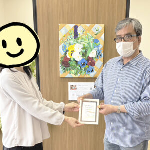 20260430_中川社労士_川上岳史_壁を飾るパンジー