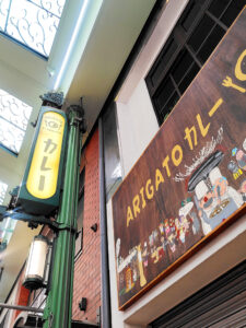 ARIGATO CURRYの新しい看板と袖看板