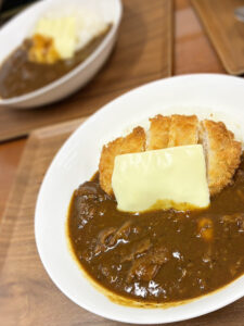カツカレー、チーズトッピング