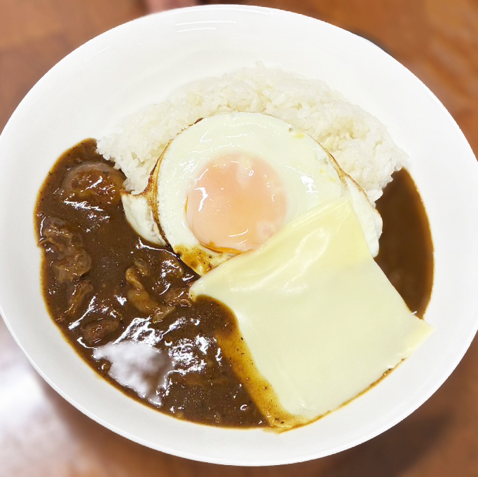 牛すじカレー、チーズ＆目玉焼きトッピング