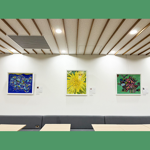 県庁食堂に飾られたアーティスト・橋本賢二、雨木、カナピの作品