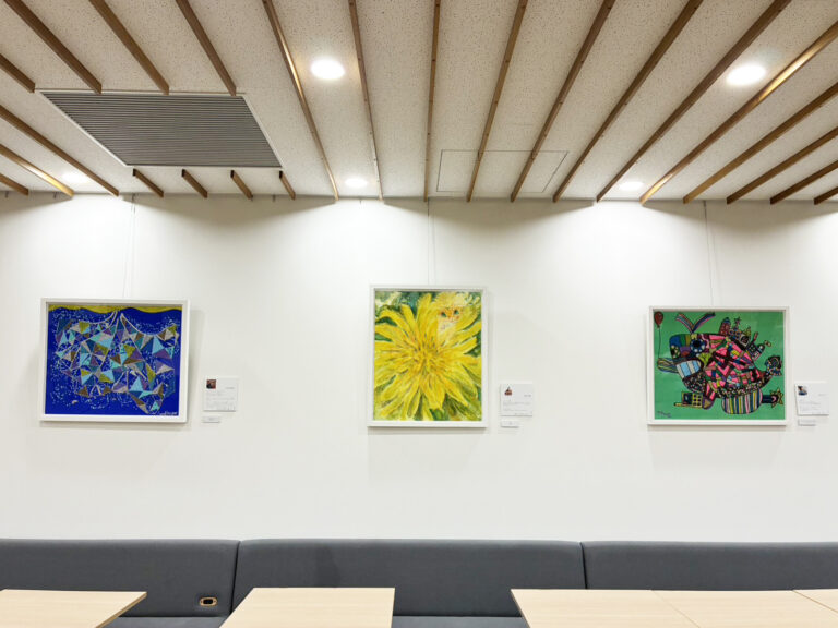 県庁食堂に飾られたアーティスト・橋本賢二、雨木、カナピの作品