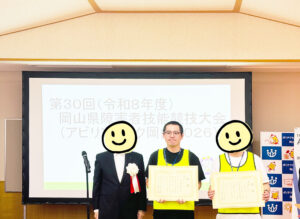 表計算表彰　賞状を持った大輔さんが中央にいる