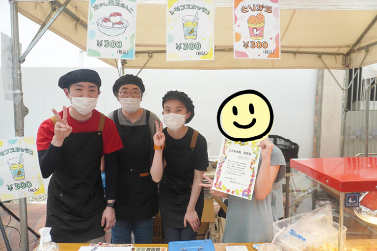 焼うどんブース、こども店長と記念撮影