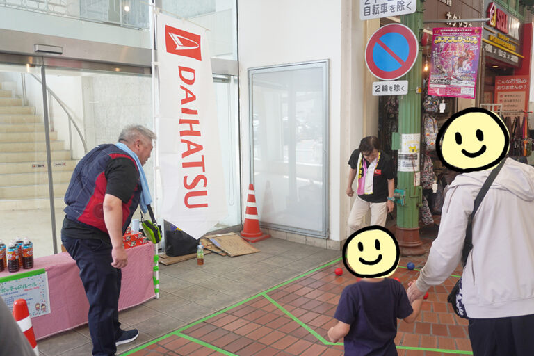 ダイハツ様出店ブース、ボッチャを体験する親子