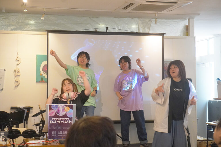 DJイベントのようす。ノリノリで踊っている