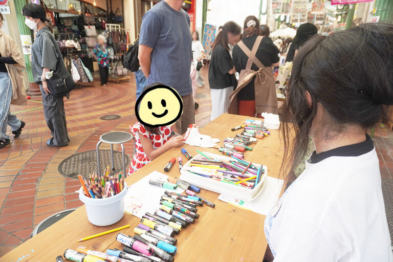 おめん絵付けブース、おめんに色を塗るこども