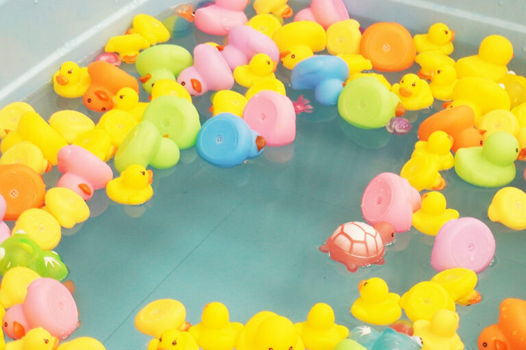 アヒルすくいのアヒルが水槽に浮いている様子