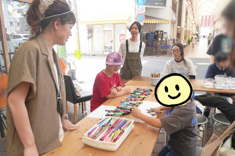 おめん絵付けブースの様子