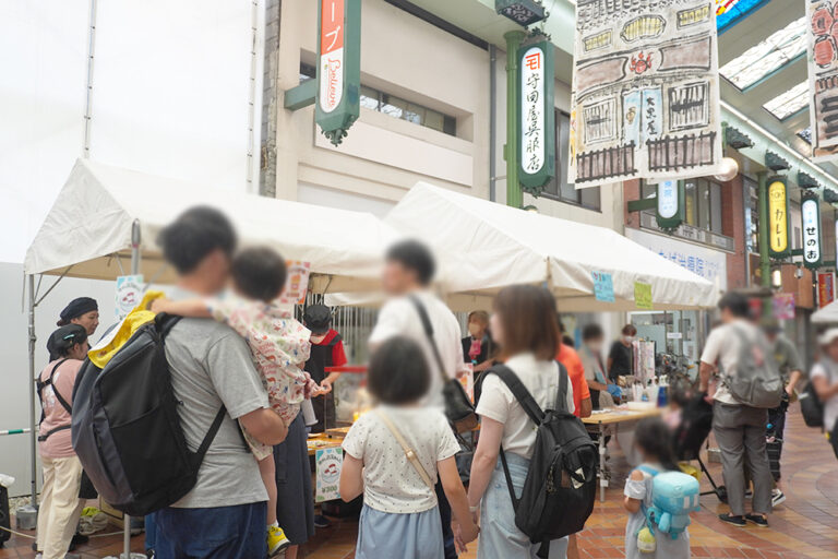 出店が並んだ会場のようす(表町商店街)