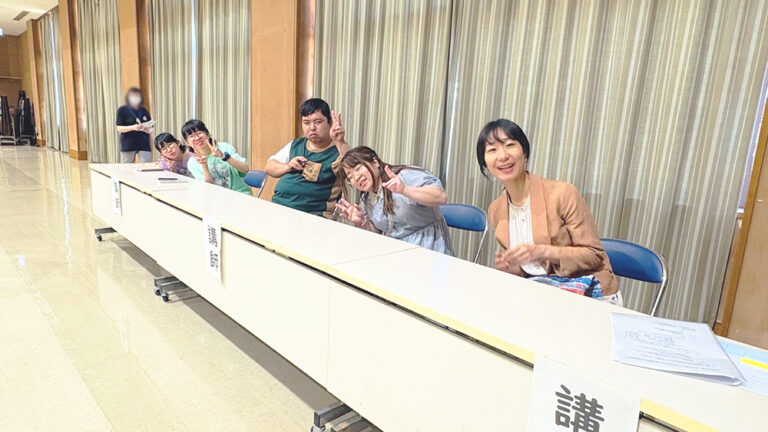 講師席に座ってピースしてうつる、深谷、ろり、トガショー、まみ、みほ