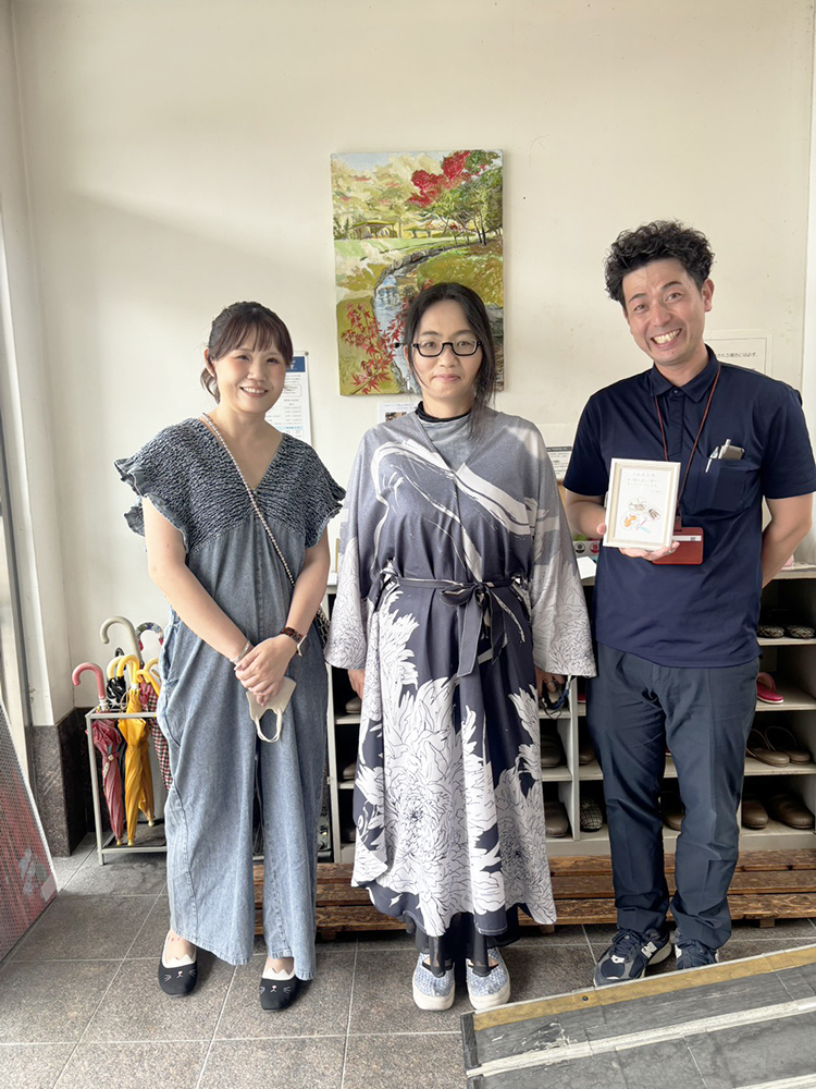 日本原荘の方と アーティスト・Rie、呉飛瑶 うしろにアーティスト・川上岳史の作品