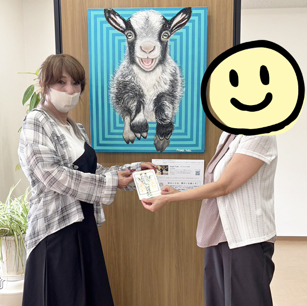 なかがわ事務所の方にサンクスカードを手渡すAngelYuki