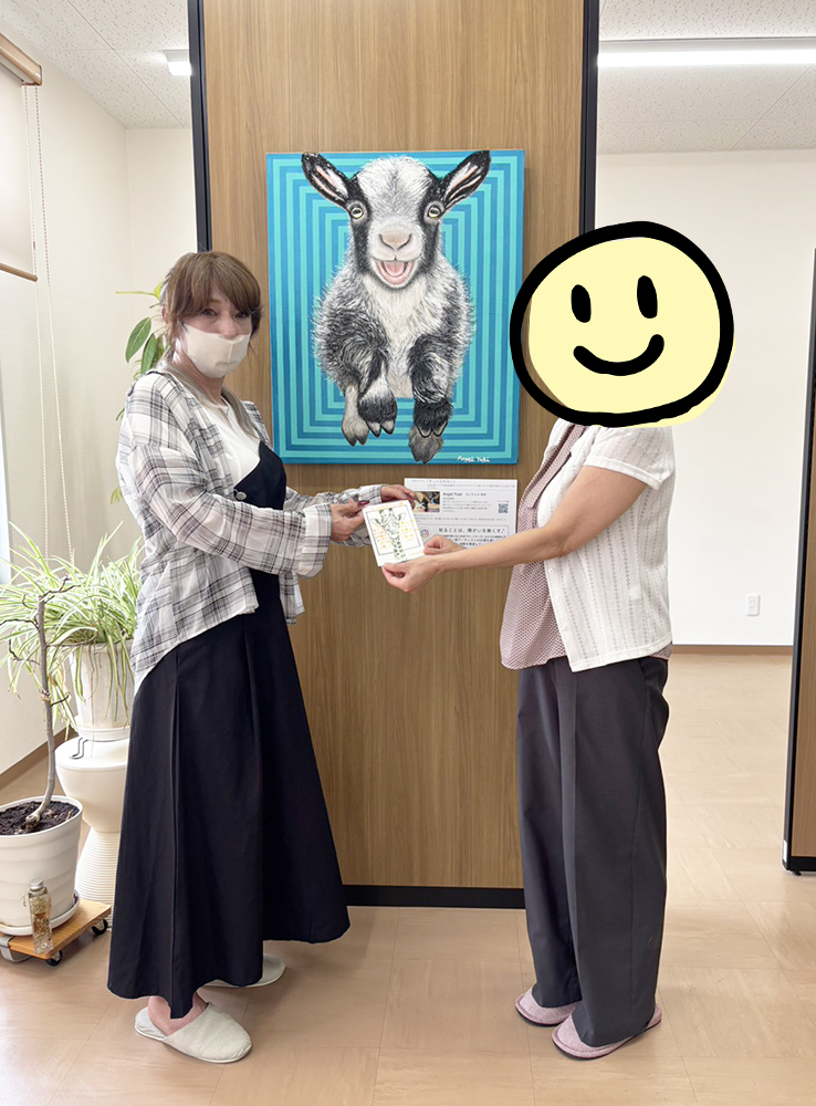 なかがわ事務所の方にサンクスカードを手渡すAngelYuki