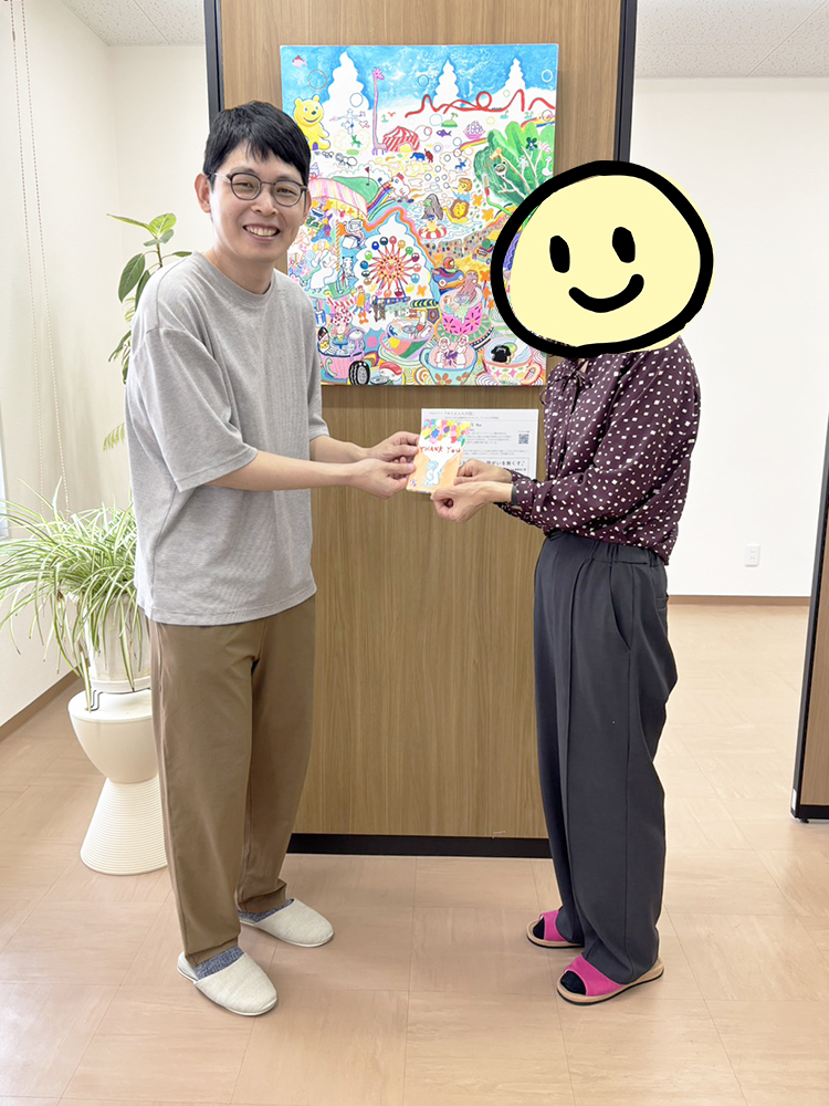 アーティスト・りょうとなかがわ事務所の方 うしろに納品したりょうの作品