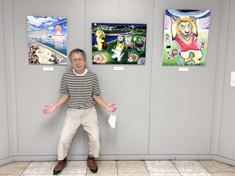 納品した土肥ヨシの3作品とアーティスト本人