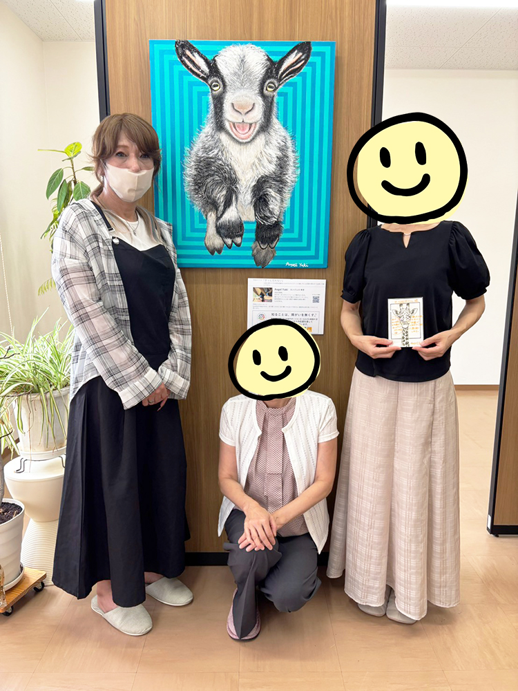 なかがわ事務所の方２名とAngelYuki、うしろに納品した作品