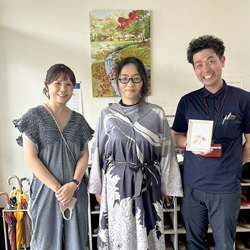 日本原荘の方と アーティスト・Rie、呉飛瑶 うしろにアーティスト・川上岳史の作品