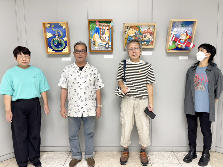 下村良作の前での記念写真 左からアーティスト・Tomo.、川上岳史、土肥ヨシ、雨木