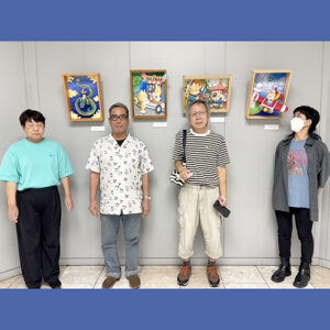 下村良作の前での記念写真 左からアーティスト・Tomo.、川上岳史、土肥ヨシ、雨木