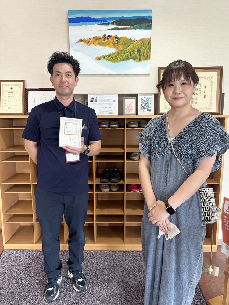日本原荘の方とアーティスト・Rieとその作品